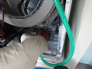 日立ドラム式洗濯機BD-SX110E排水ユニット清掃