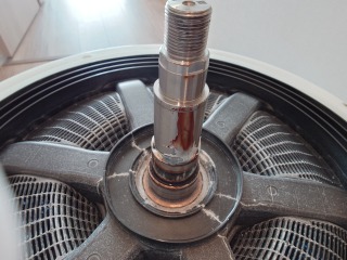 パナソニックドラム式洗濯機NA-LX127B洗濯槽軸のサビ