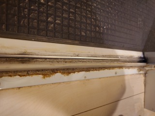 横浜市浴室洗浄入口ドア汚れ