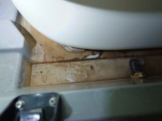 浴室エプロン内汚れ